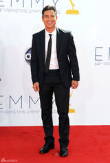 组图：艾美奖红毯 男主播马里奥-洛佩兹帅气亮相