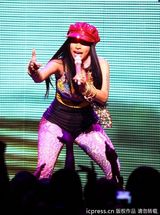 组图：麻辣鸡个唱粉丝强行上台 与保镖激烈扭打