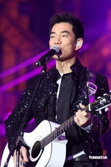 高清：任贤齐沪上跨年开个唱 马景涛携妻观看助威