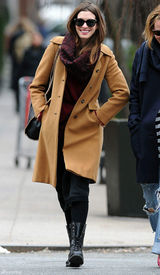 高清组图：安妮-海瑟薇街拍LOOK驼色大衣休闲范