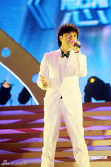 幻灯图：Twins同台献唱 阿娇与陈伟霆贴身热舞