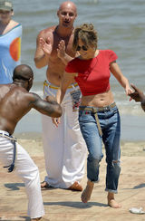 组图：詹妮弗-洛佩兹清凉装扮现身乌拉圭海滩