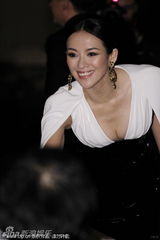 组图：章子怡性感深V爆乳装 上下齐手严防走光