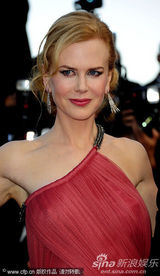 组图：妮可戛纳走秀风情露背 真空激凸艳光四射