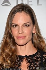 组图：阿德里安亮相晚宴 斯万克蕾丝礼服惊艳