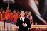 组图：陈坤春晚演唱《好久没回家》