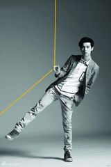 组图：严爵最新写真曝光 大红西装显另类风