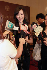 组图：张静初现身慈善晚宴 呼吁关注弱视儿童