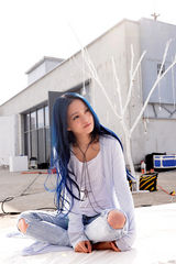 组图：张韶涵《阳光空气》MV首播 展温暖活力