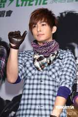 高清图：飞轮海跨年演唱被喊假唱 澄清解散传言