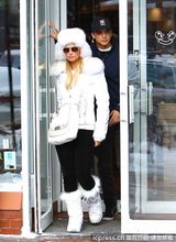 组图：希尔顿与小男友甜蜜吃午餐 戴皮草帽积极防寒