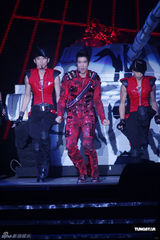 组图：王力宏小巨蛋开唱 “火力全开”大展才艺