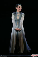 组图：秦海璐风骚演《青蛇》 闻婚事娇羞傻笑