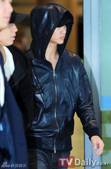 组图：韩星金秀贤结束英国行程返韩