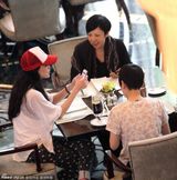 组图：舒淇会友喝下午茶遇黑衣男搭讪