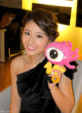 组图：林心如韩国拿大奖 黑白礼服优雅亮相