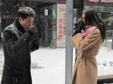 高清图：马艳丽剧组度新年 拍雪中会面网友场景