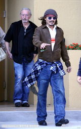 组图：约翰尼-德普携家人看比赛 儿女清秀惹人喜爱