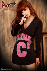 组图：长发靓模服饰写真秀美腿 露乳沟电眼迷人