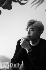 组图：韩媒对话李钟硕 金发高挑美少年