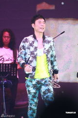 组图：许志安久病不愈无力与郑秀文庆生