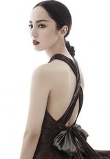 组图：董璇登《风尚志》封面  浓妆诵读爱之唇