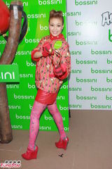 组图：容祖儿喜欢孩子显母爱 支持男友新歌