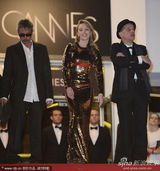 组图：凯莉-米洛金色裹身长裙走红毯霸气足