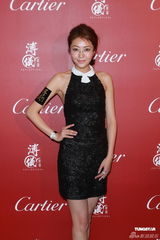 组图：熊黛林携手张智霖出席活动 大露背打扮抢镜