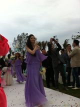 组图：大S纯白婚纱牵手新郎汪小菲出场 甜蜜拥吻