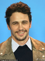 组图：《拉芙莱斯》记者会 阿曼达红裙迷人