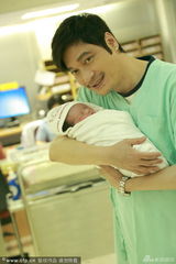 组图：罗嘉良苏岩女儿首曝光 三口幸福相拥