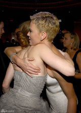 组图：奥斯卡晚宴众星把酒言欢 塞隆安慰亚当斯