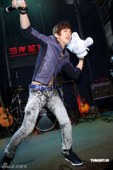 幻灯组图：汪东城助阵“晚生”送吉他秘笈