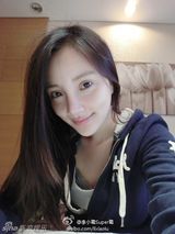 组图：李小璐晒素颜自拍 女儿闻花香样貌可爱