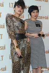 组图：徐濠萦郑希怡何超仪获邀走秀 潮装扮超个性