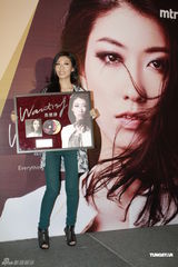 组图：曲婉婷首发唱片香港销量超越白金