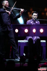 组图：萧敬腾台湾热力开唱 劲歌热舞造型多变