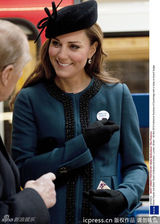 组图：凯特王妃准辣妈踩高跟 与女王亲民乘地铁
