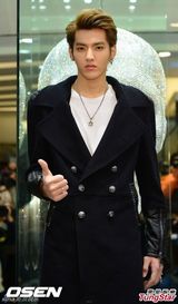 组图：韩EXO-M组合队长发烧强颜欢笑 粉丝疯狂