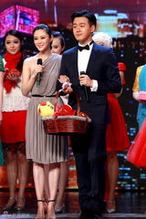 组图：佟大为关悦BTV春晚深情对唱《经过》