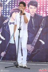 组图：汪东城蔡旻佑台北为电视原声带签唱