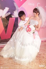 组图：“浩角翔起”组合大婚 否认怀孕传闻锤肚子