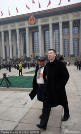 组图：冯小刚现身政协会议 被人搀扶导演范十足