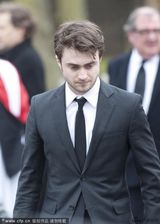 组图：格里菲斯葬礼举行 丹尼尔低调悼念