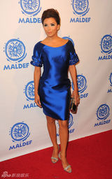 高清组图：伊娃出席活动 蓝裙现身娇俏迷人