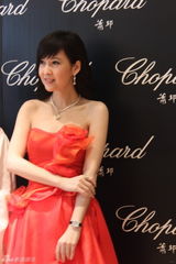 组图：周慧敏妩媚出席活动 肌肤白皙气质优雅高贵