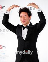 组图：韩国演员严泰雄举行婚礼发布会幸福大笑