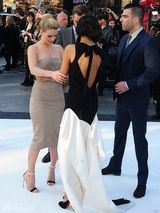 组图：《阿凡达》女星佐伊露美背 频踩礼服尴尬