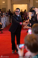 组图：鸟叔PSY哈佛大学演讲 现场跳骑马舞卖萌